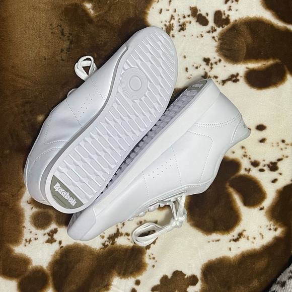 NWOT Reeboks - Picture 2 of 4